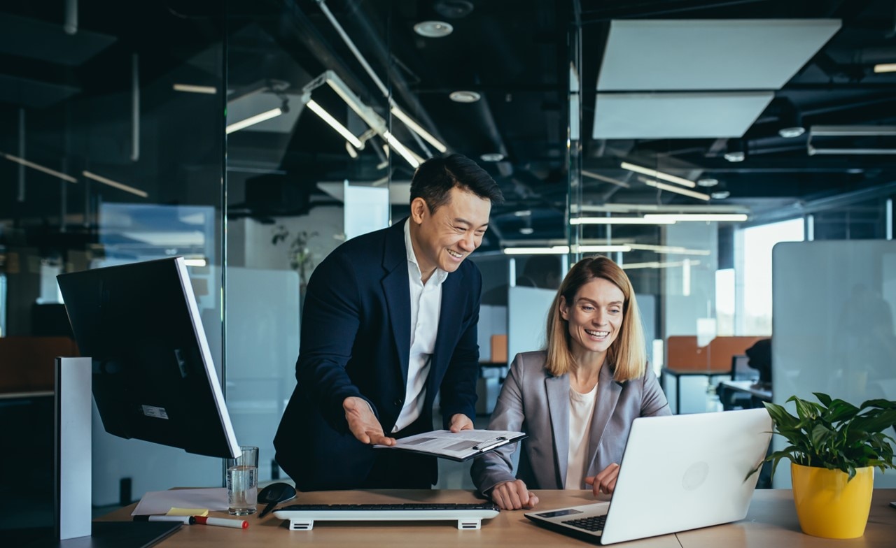 Colleagues discussing application modernization Colleagues discussing application modernization