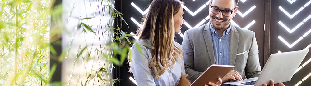 consultants-discussing-unido-mobile Consultants discussing UNIDO