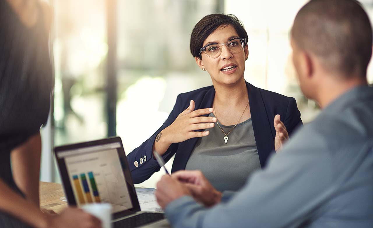 Un dirigeant parle pendant une réunion Un dirigeant parle pendant une réunion
