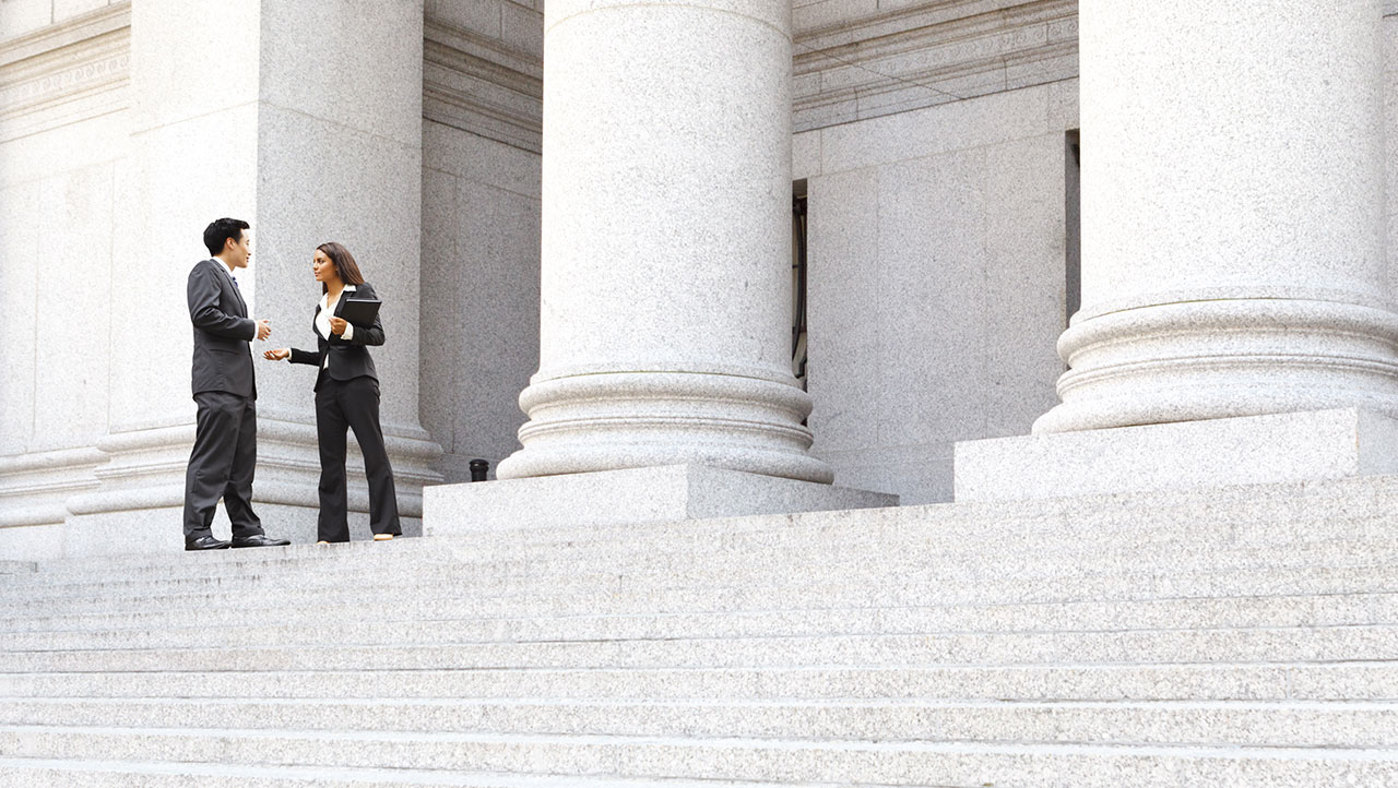 Deux personnes en train de discuter