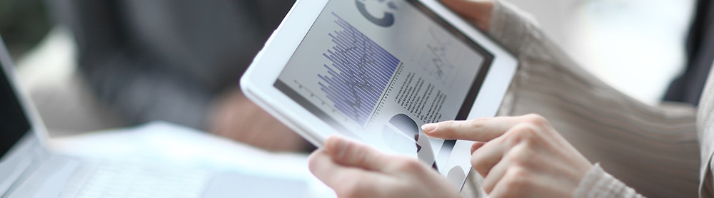 personne regardant personne regardant un tableau de bord sur une tablette électroniqueun tableau de bord sur une tablette électronique personne regardant un tableau de bord sur une tablette électronique