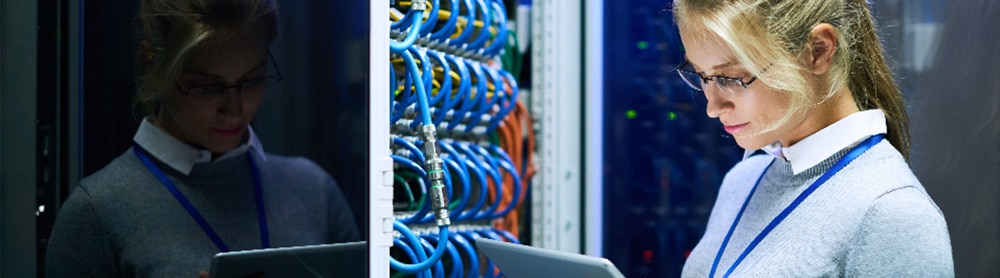 CGI Expertin steht in einem Serverraum 