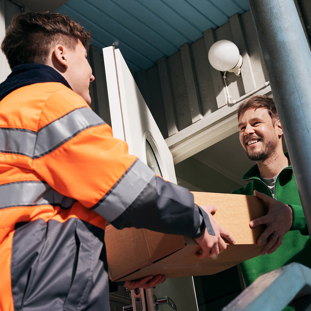 Posti employee delivering a parcel to a customer