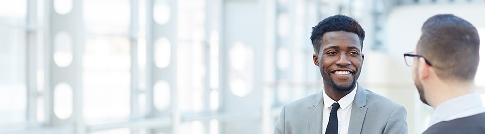 Les professionnels du monde des affaires résolvent un problème Les professionnels du monde des affaires résolvent un problème