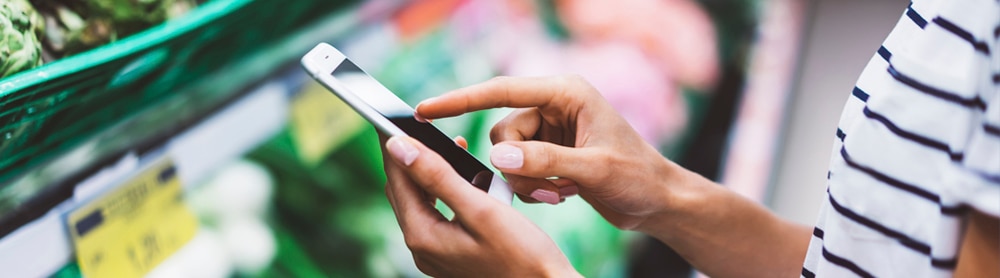 Une personne en train d'utiliser son téléphone