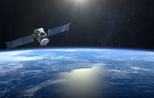 Kuvassa näkymä avaruudesta, etualalla satelliitti