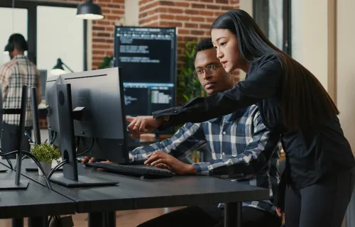 consultants qui travaillent devant un ordinateur