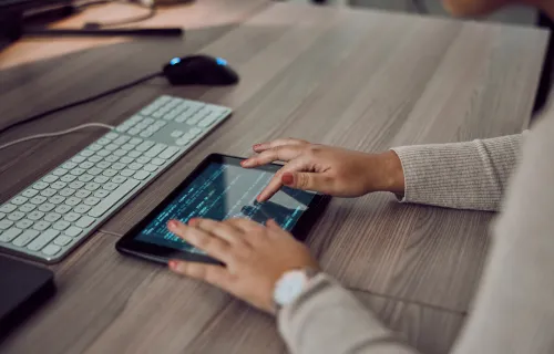 frau-bedient-tablet-hero