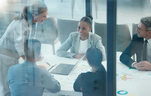 Führungskräfte besprechen digitale Strategien in einem modernen Konferenzraum einer…