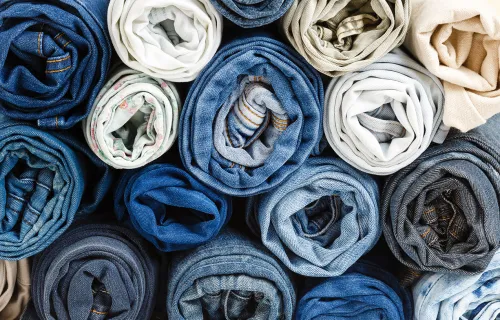 stapel gevouwen jeans